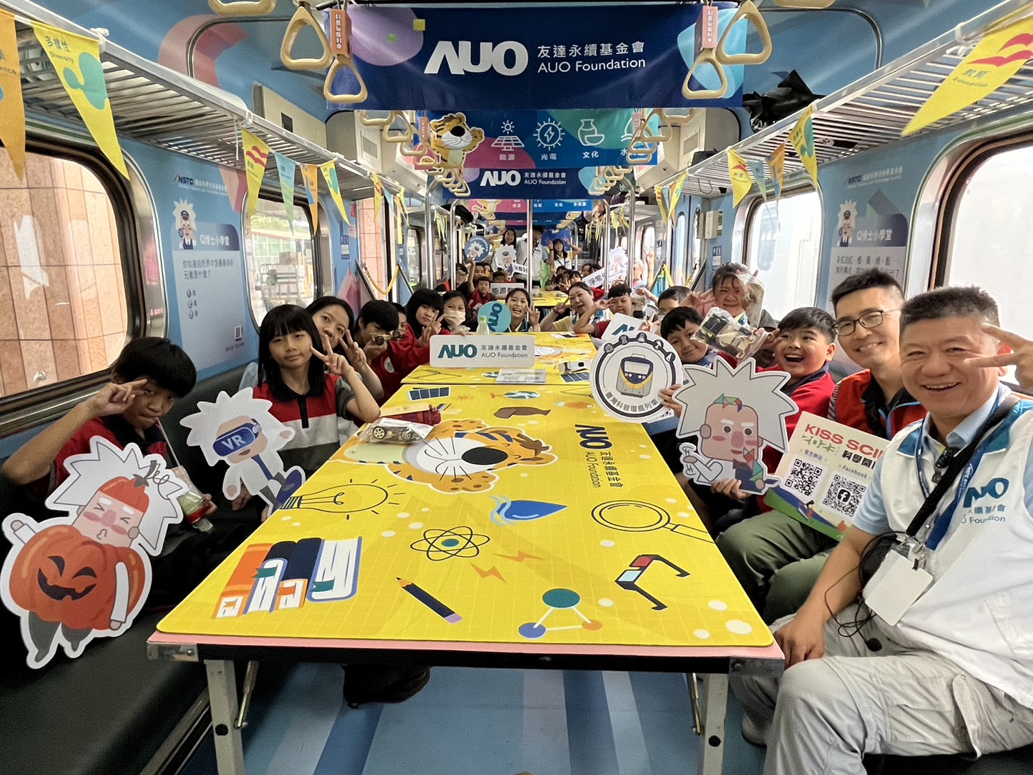 小勐拉99厅永續基金會參與「臺灣科普環島列車」，設計基礎科學車廂課程，以「淨零碳排和永續能源」為主題，讓學生透過創意實驗認識淨零知識，以及思考生活中的減碳行為